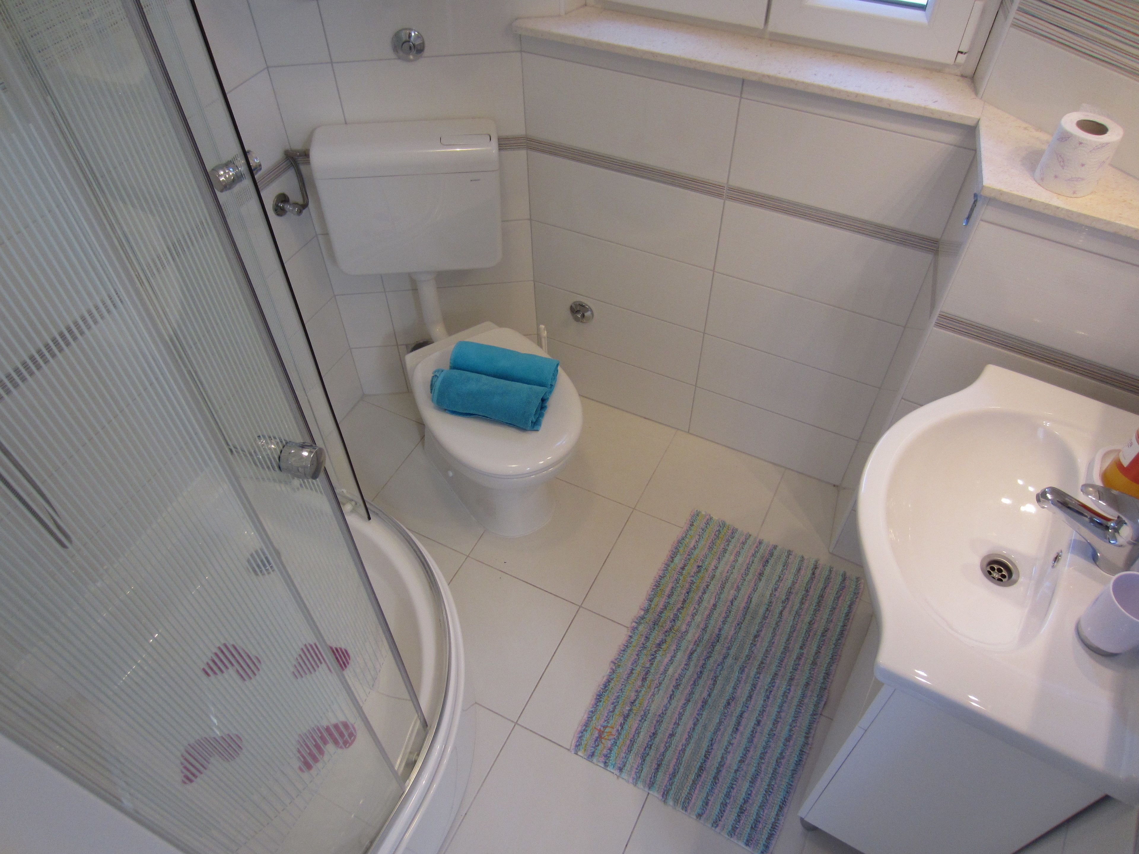 city studio | bathroom | shower, hair dryer, towels, soap