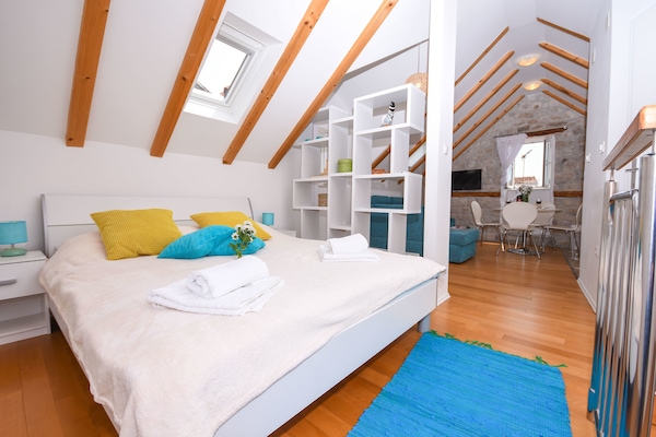 Decoración personalizada, escritorio y tabla de planchar con plancha