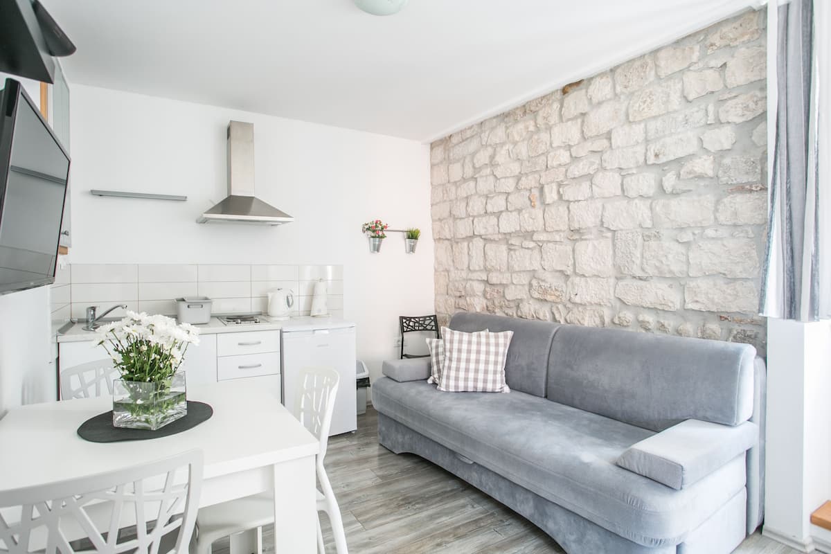 city apartment, 1 bedroom | living area | 32-inch flat-screen tv with cable channels, tv, books