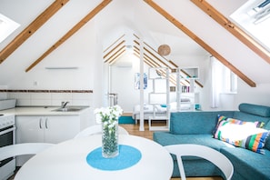 Estudio City | Cocina privada | Frigorífico, cafetera o tetera, hervidor eléctrico y tostadora