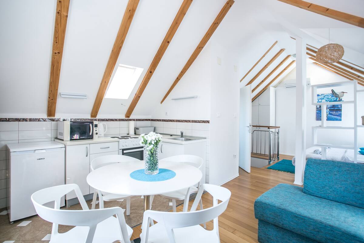 city studio | living area | 32-inch flat-screen tv with cable channels, tv, books