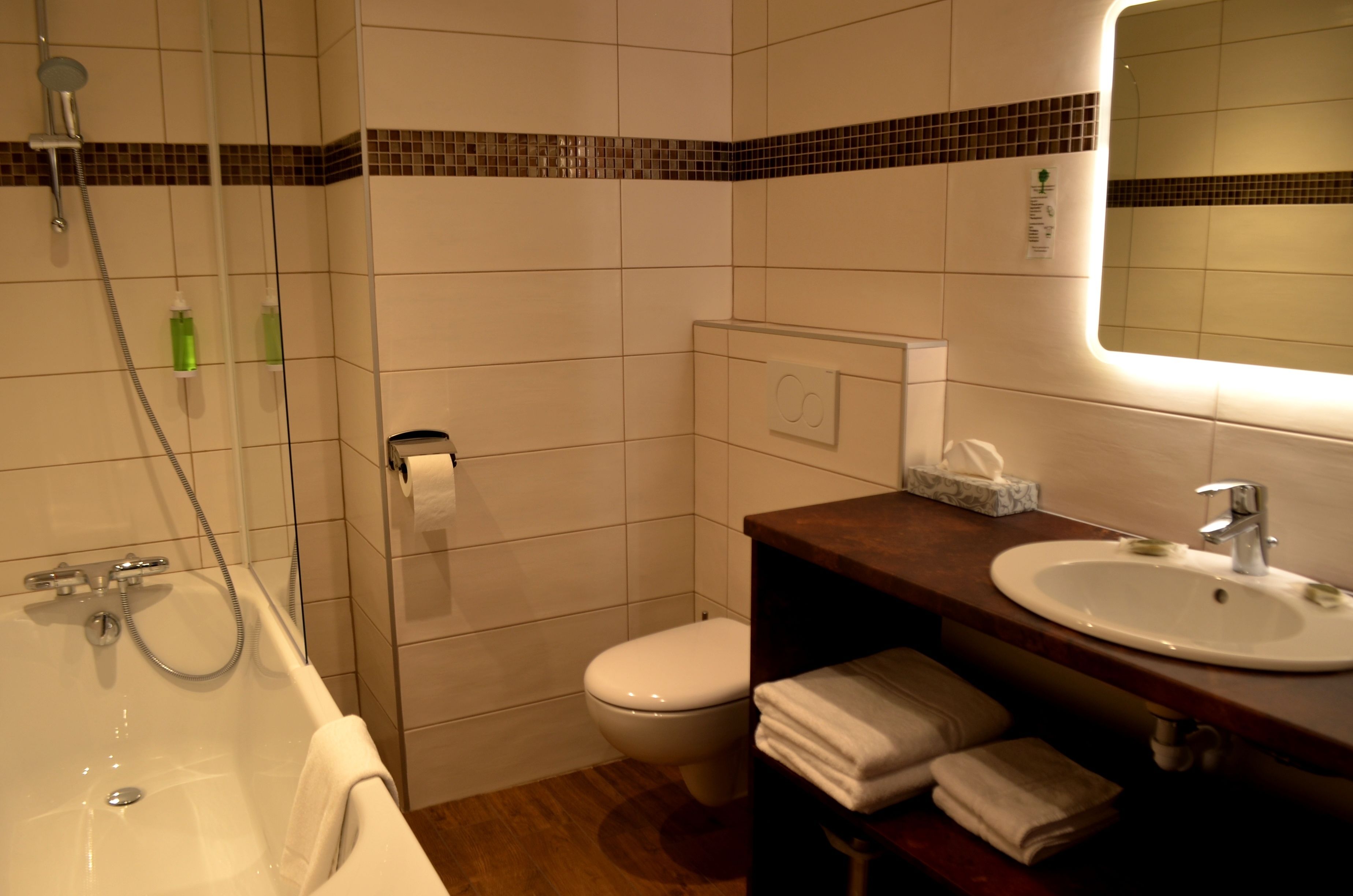 double or twin room | deep-soaking bathtub