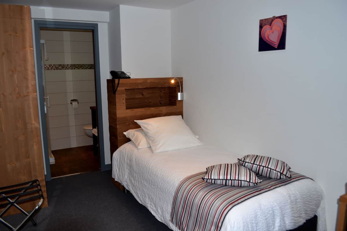 Chambre Simple | Literie de qualité supérieure, décoration personnalisée