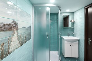 Deluxe-lejlighed - 2 soveværelser | Badeværelse | Kombination af bruser/badekar, gratis toiletartikler, hårtørrer
