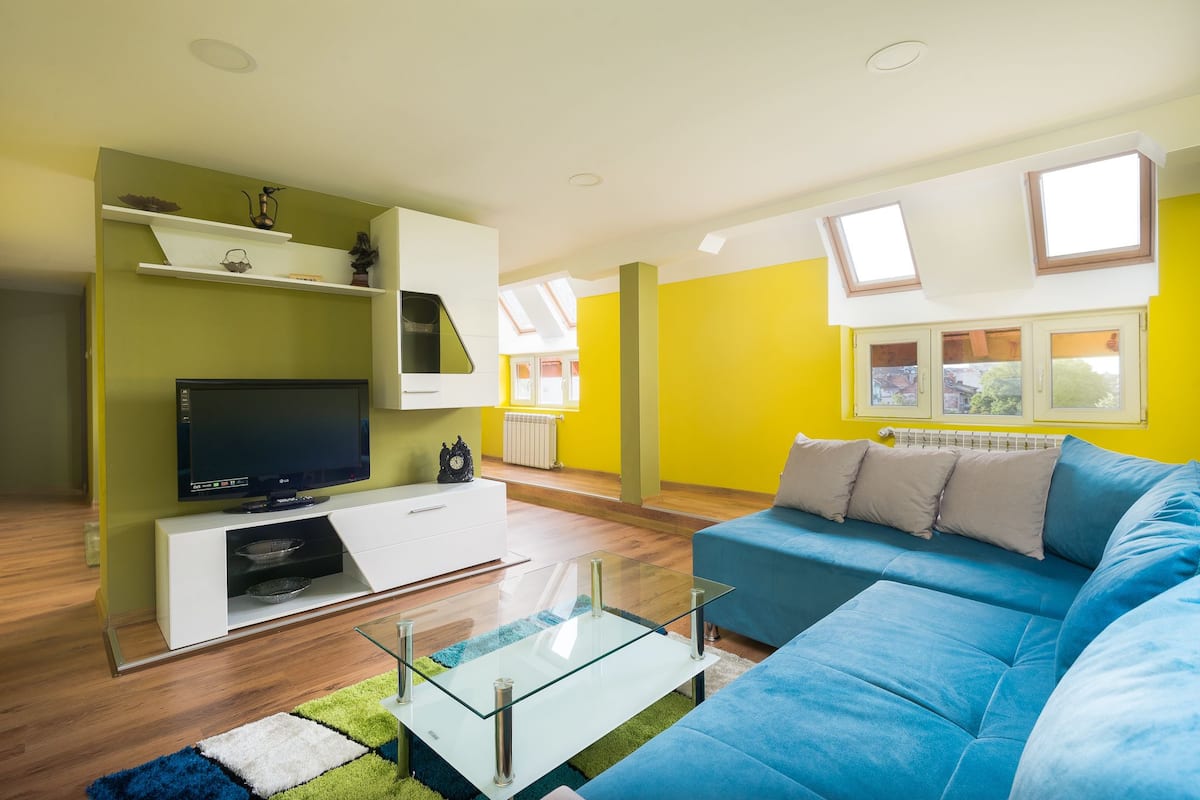 Apartamento Deluxe, 2 habitaciones | Zona de estar | Una televisión de pantalla plana