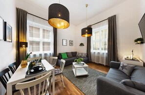 Departamento exclusivo, 2 habitaciones, cocineta, vista al patio (Nr 6, Kramarska) | Ropa de cama de alta calidad y camas con efecto memoria 