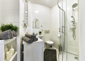 Exclusive Apartment, 2 Bedrooms, Kitchenette, Courtyard View (Nr 6, Kramarska) | Bathroom