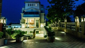 A hotel with a prominent sign reading "KONARK GRAND HOTEL". - Konark Grand Hotel (Mirzapur)