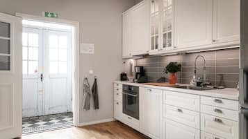Full-size fridge, microwave, oven, stovetop