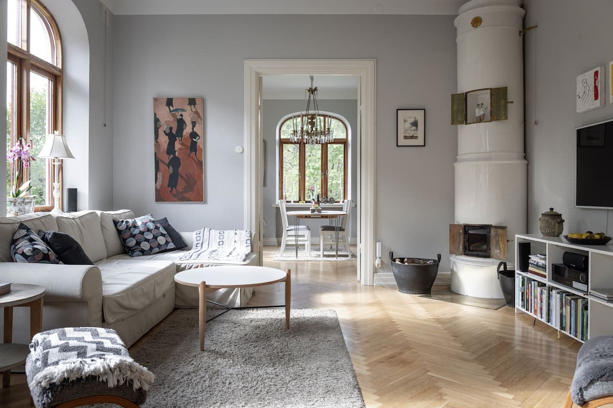 Ein Wohnzimmer mit einer Couch, einem Couchtisch und einem Kamin.