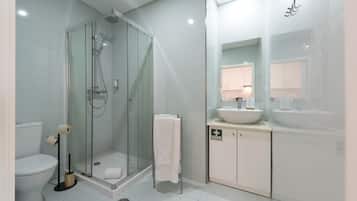 Standard Apartment, 1 Bedroom | Bathroom | Shower, hair dryer, towels
