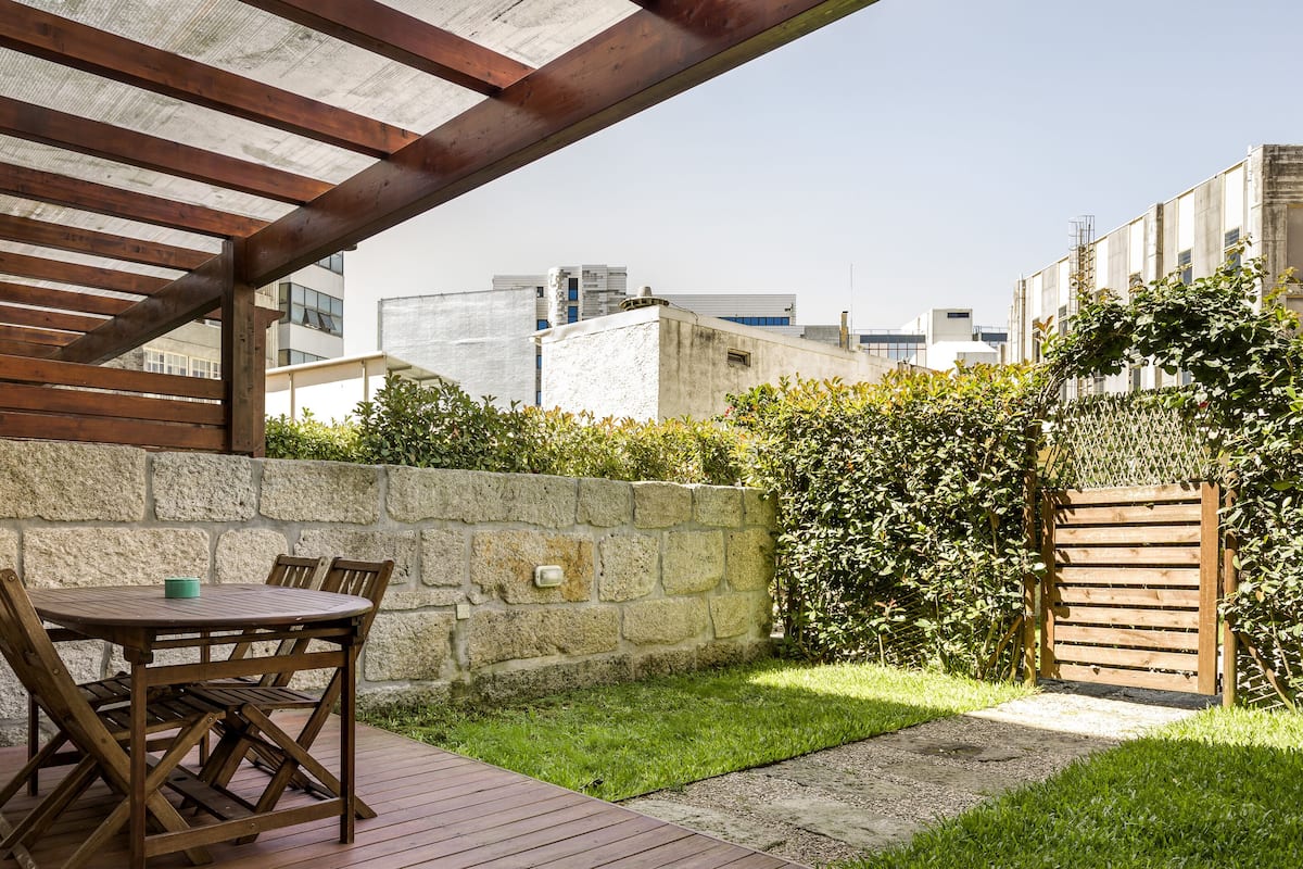 Departamento superior, 1 habitación, en el área del jardín | Terraza o patio