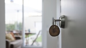 Una porta con una serratura e un portachiavi con la scritta "SWEET PORTO" attaccato.