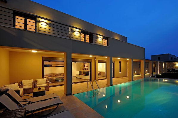 Een seizoensgebonden buitenzwembad