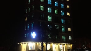 Un hotel de varios pisos con letreros iluminados y ventanas.