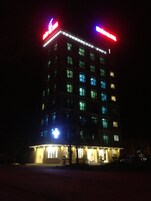 Fachada de la propiedad por la tarde o noche