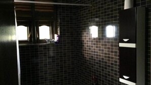 Et badeværelse med badekar, toilet og vask.