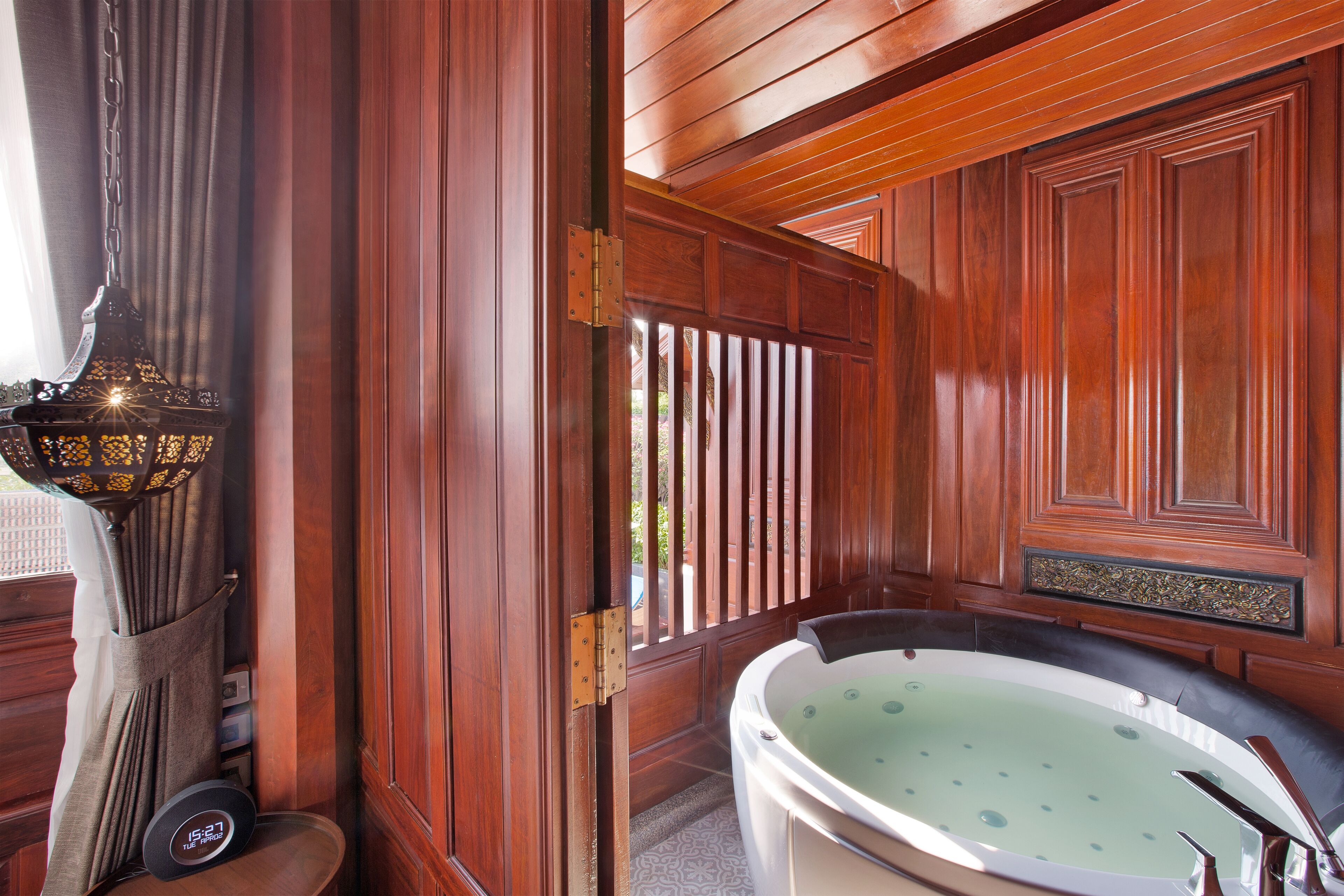 baan thai suite | jetted bathtub
