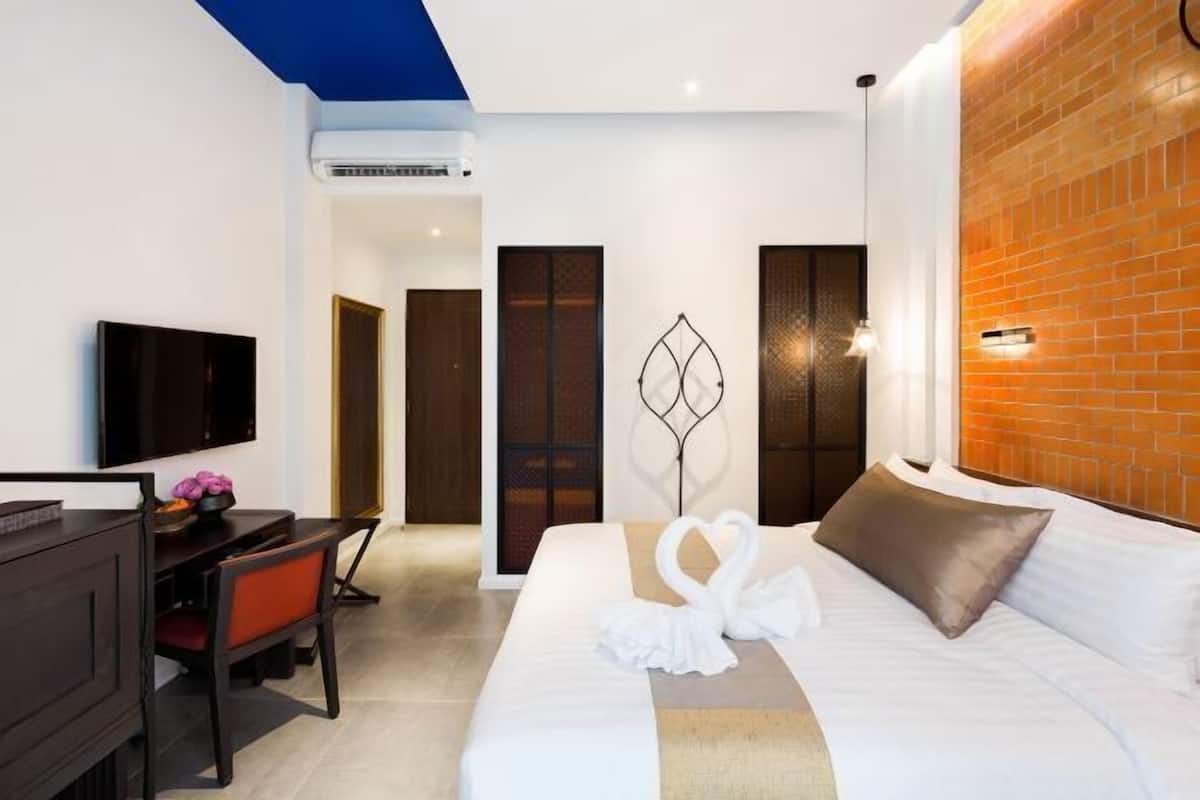In-room safe, desk, blackout drapes, free WiFi