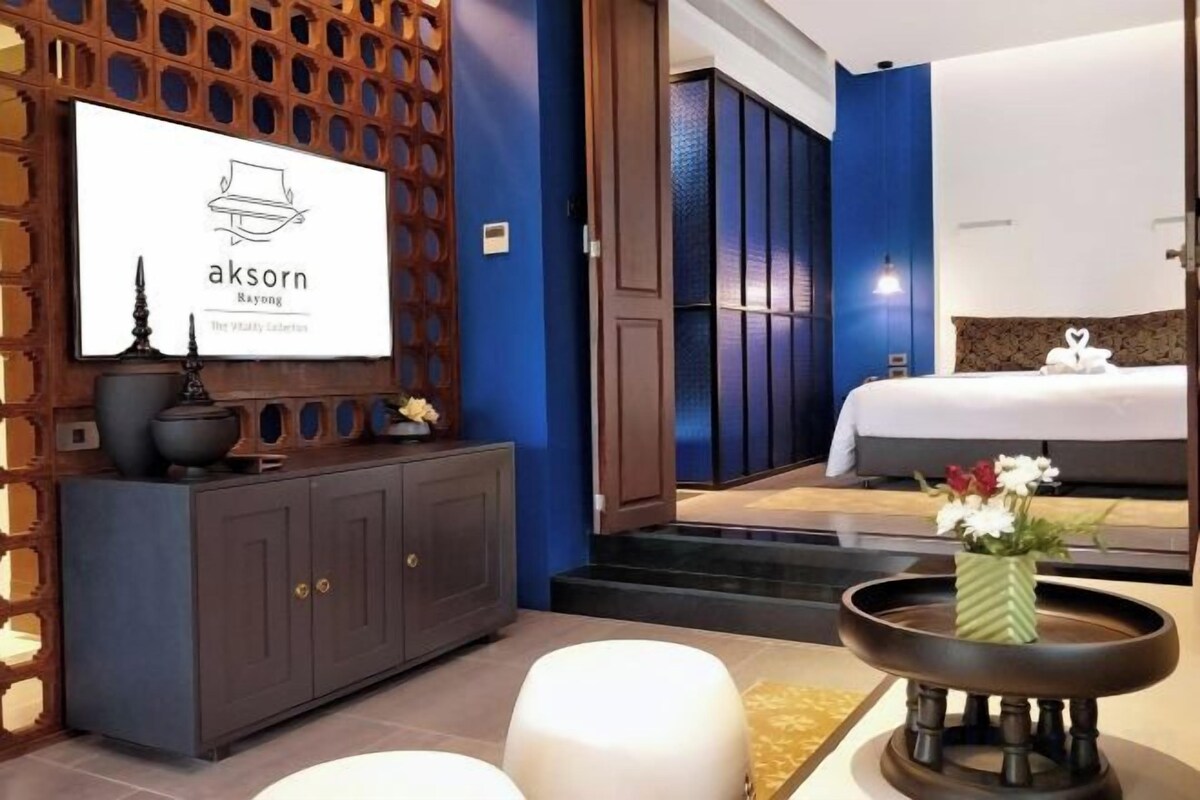 In-room safe, desk, blackout drapes, WiFi (free)