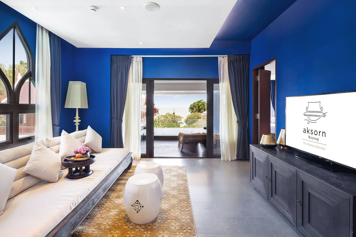 royal suite | living area | flat-screen tv