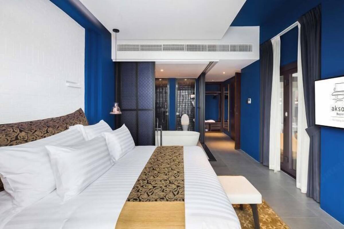 In-room safe, desk, blackout drapes, WiFi (free)