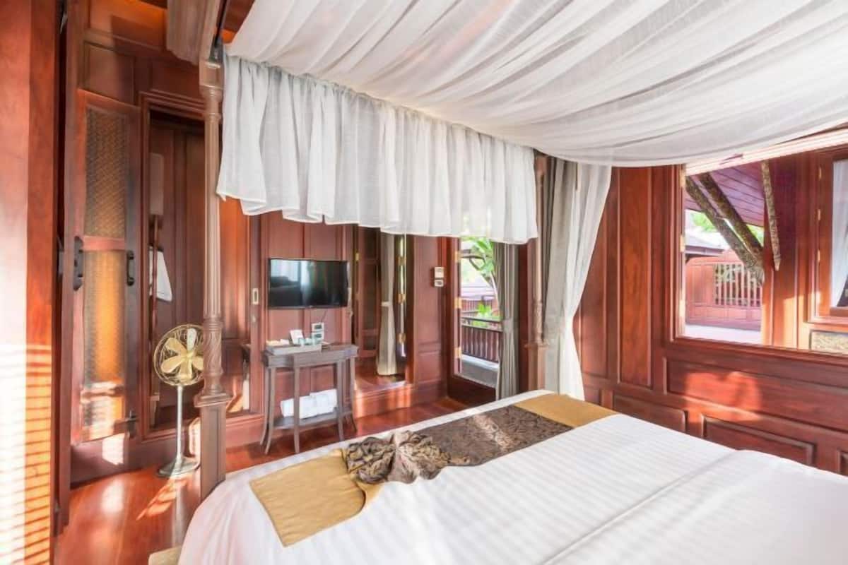 In-room safe, desk, blackout drapes, free WiFi
