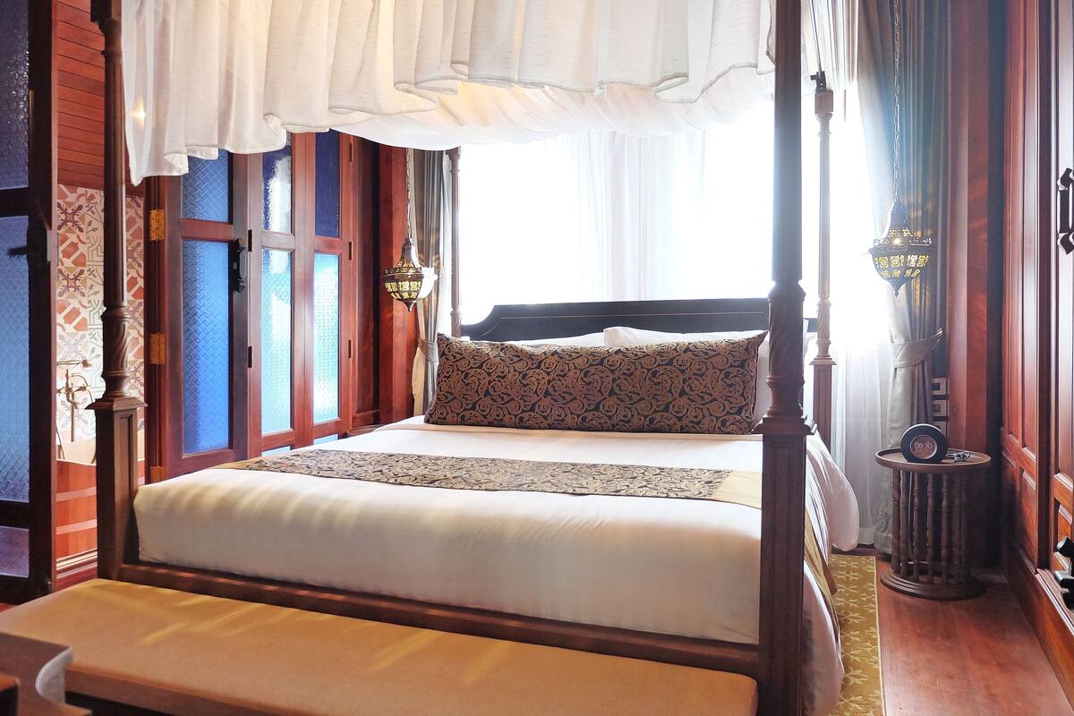 In-room safe, desk, blackout drapes, WiFi (free)