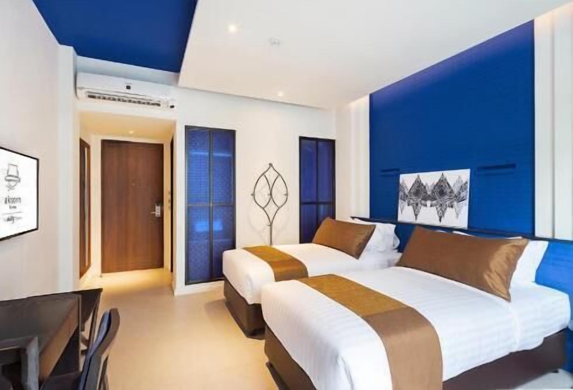 Brankas, meja kerja, tirai kedap cahaya, dan Wi-Fi gratis