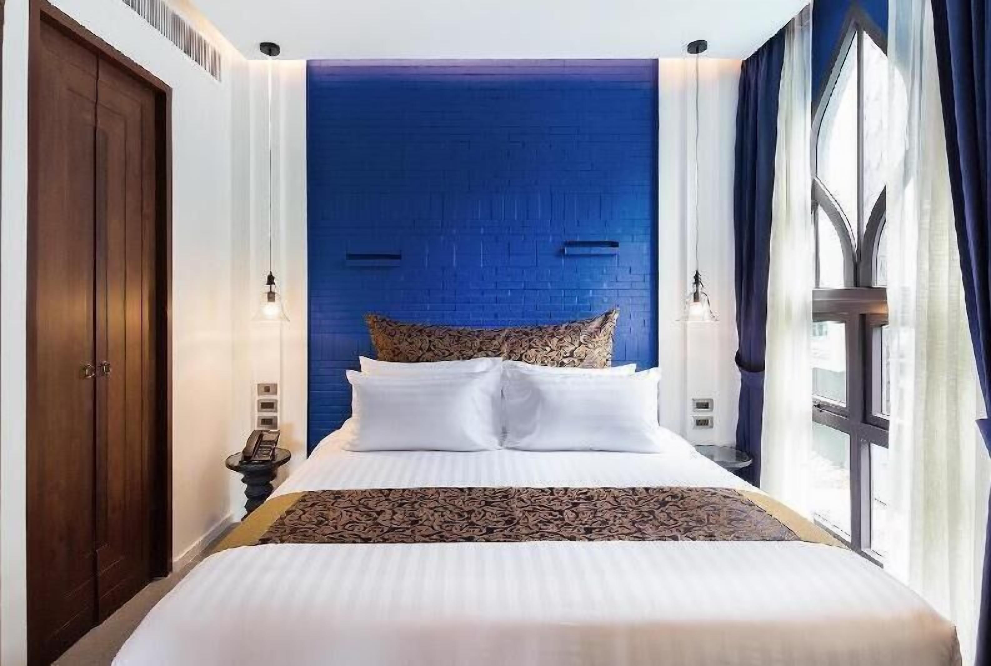 Brankas, meja kerja, tirai kedap cahaya, dan Wi-Fi gratis