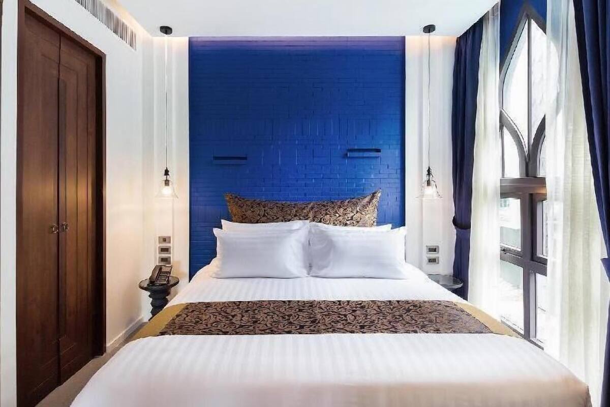 Brankas, meja kerja, tirai kedap cahaya, dan Wi-Fi gratis