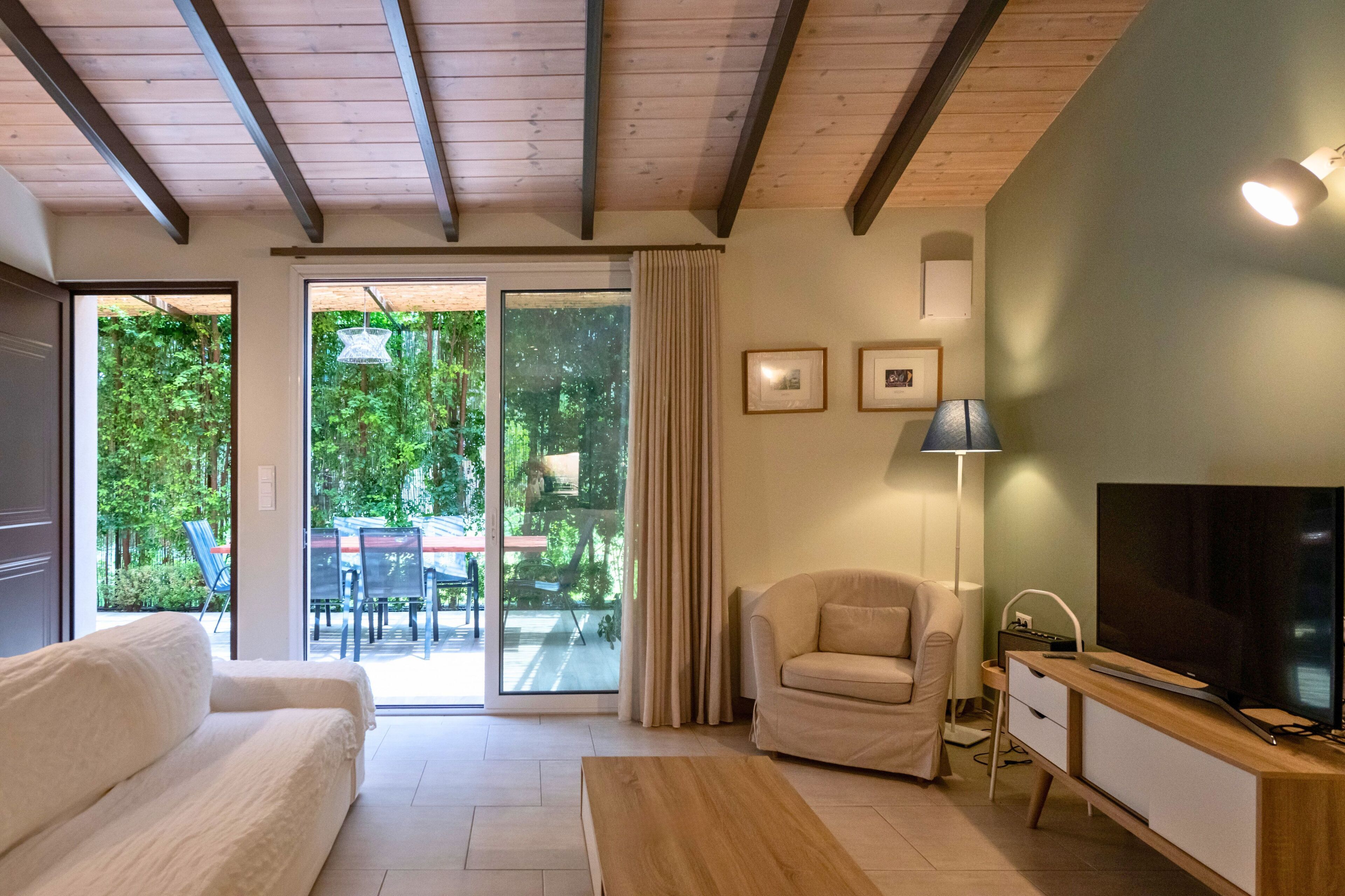 Villa – deluxe, 4 soverom, spabadekar | Oppholdsområde | Flatskjerm-TV