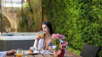 Villa Deluxe, 4 chambres, bain à remous | Décoration personnalisée, ameublement personnalisé, bureau