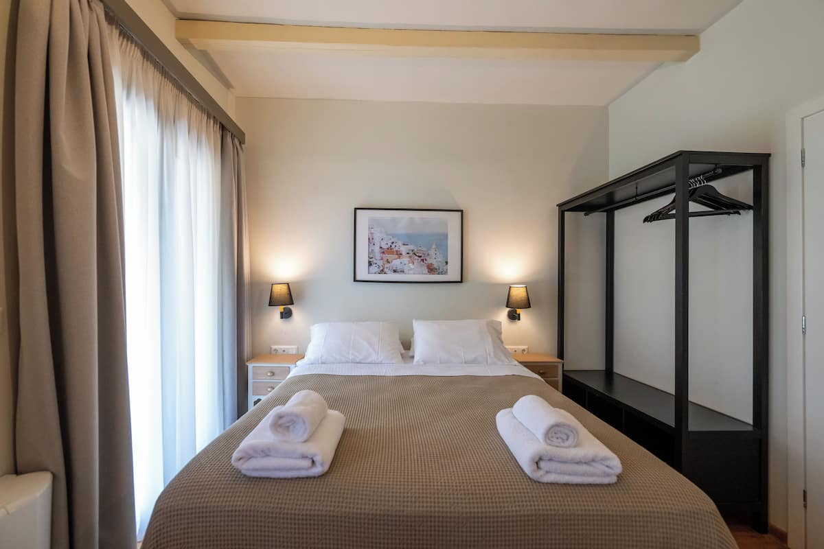 Comfort Villa, 3 Bedrooms, Terrace | 4 bedrooms, individually decorated, individually furnished, desk