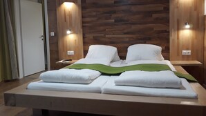 Comfort tweepersoonskamer, 1 slaapkamer | Een bureau, gratis babybedden, gratis wifi, beddengoed