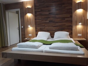 مكتب وأسرّة أطفال/رضّع (مجانًا) وواي فاي مجانًا وملاءات أسرّة