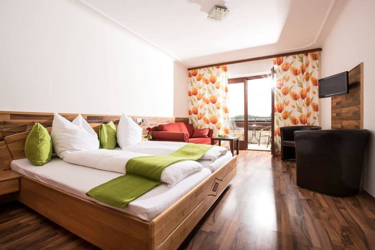Desk, cribs (free), WiFi (free), bed sheets