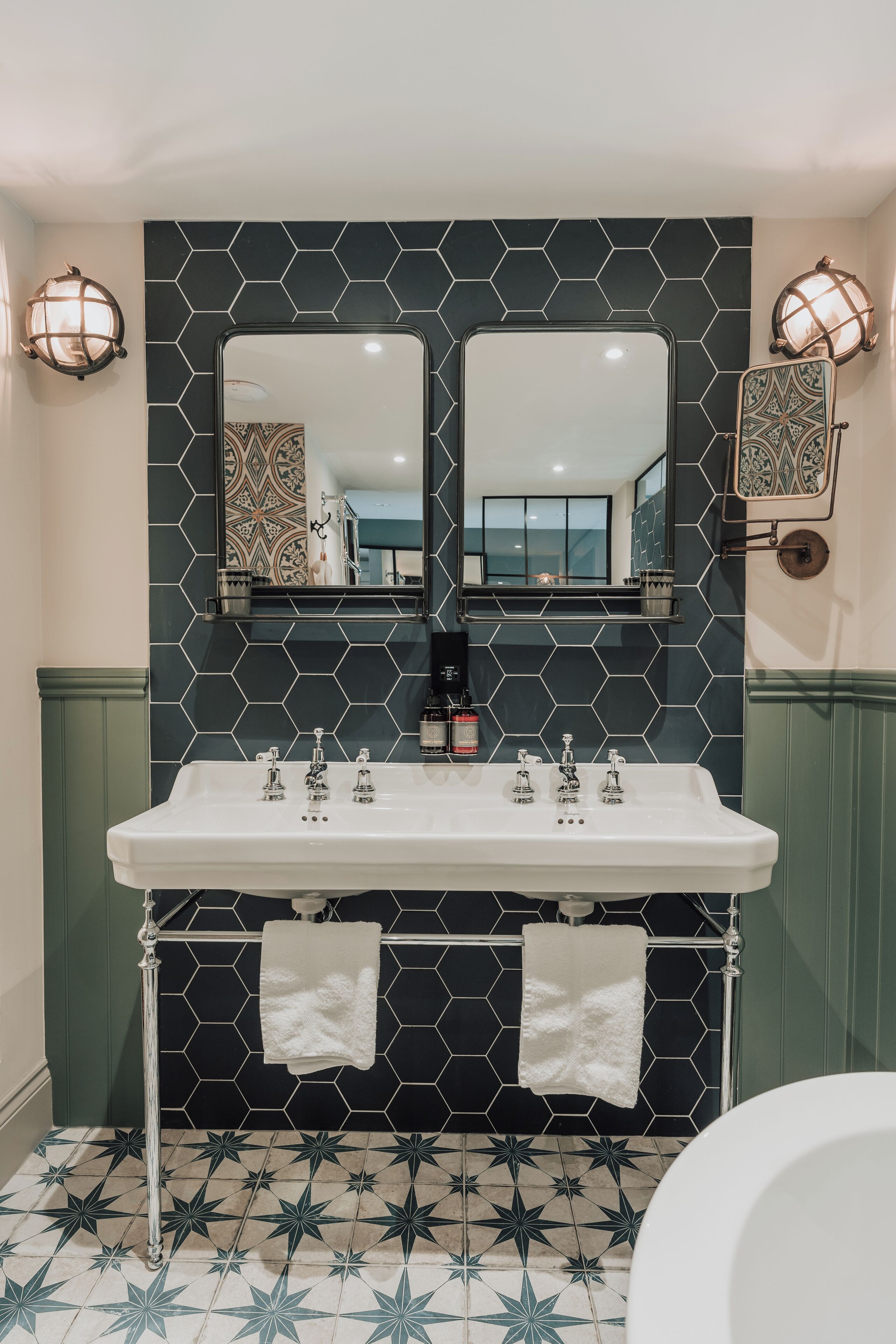 junior suite with balcony | bathroom | combined shower/bathtub, free toiletries, slippers, towels