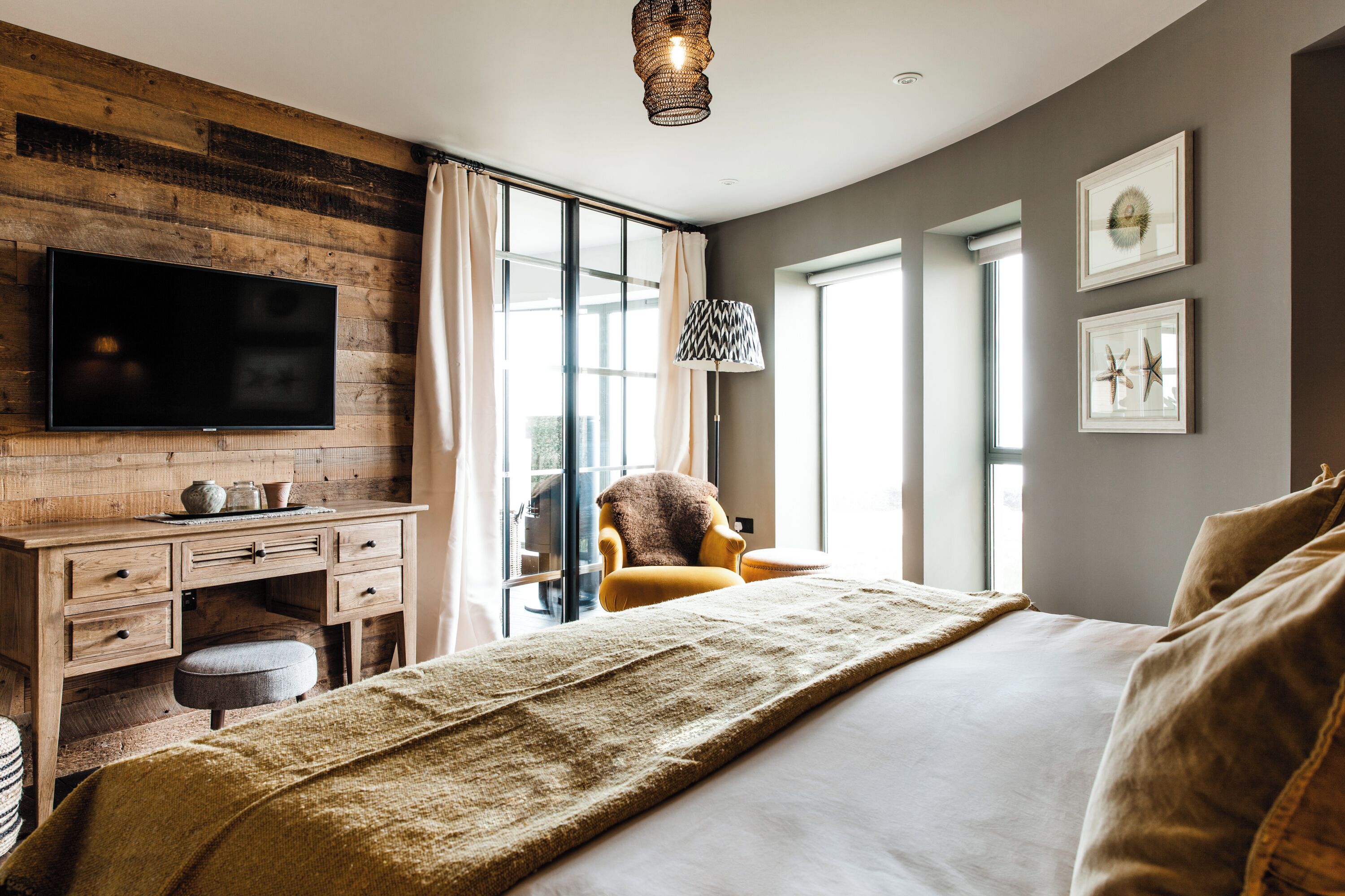 the signal house (pet) | 1 bedroom, premium bedding, in-room safe, individually decorated