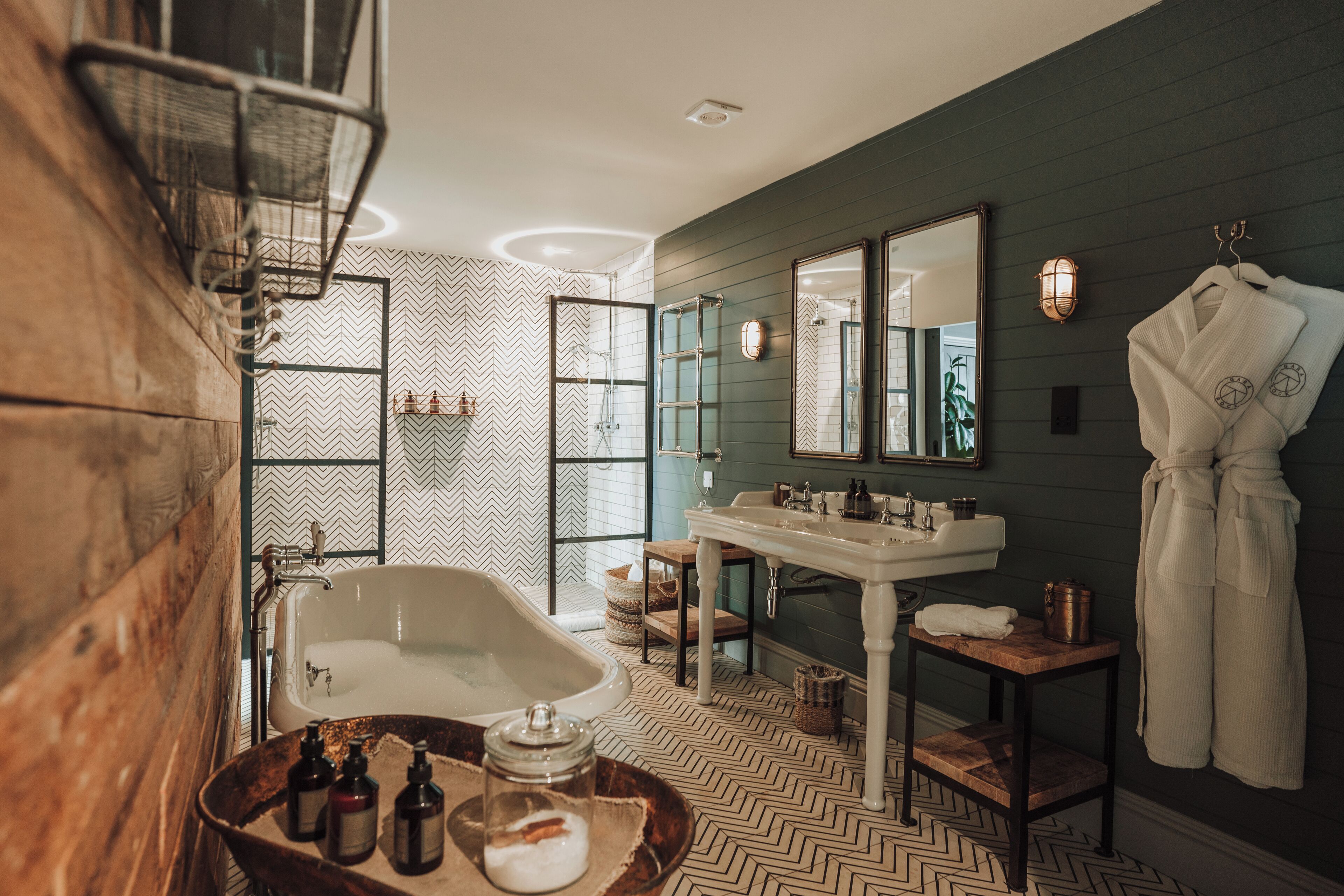 secret suite (pet) | bathroom | combined shower/bathtub, free toiletries, slippers, towels