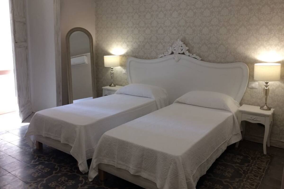 Habitación Deluxe | Escritorio, insonorización, wifi gratis y ropa de cama