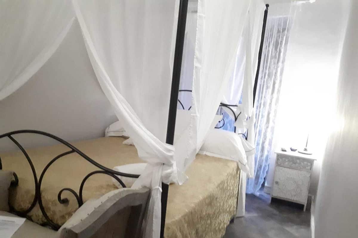 Habitación doble, 1 cama Queen size | Escritorio, insonorización, wifi gratis y ropa de cama