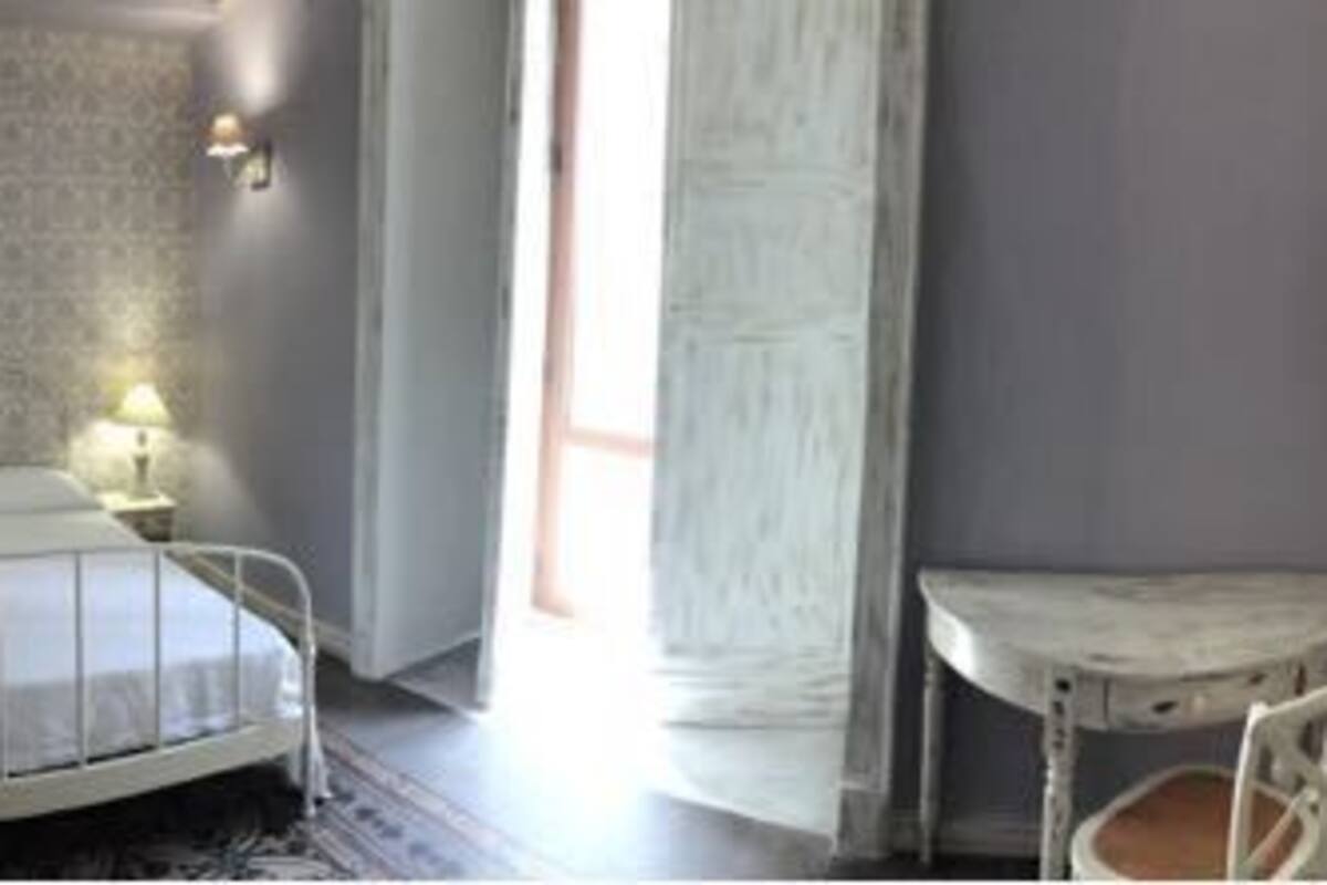 Habitación Deluxe | Escritorio, insonorización, wifi gratis y ropa de cama