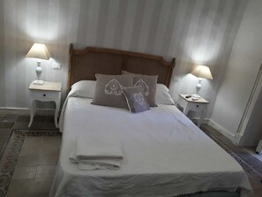 Quarto luxo | Escrivaninha, quartos à prova de som, Wi-Fi de cortesia, roupa de cama