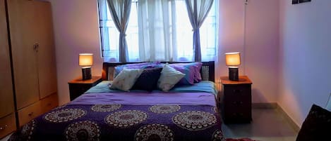 Caja de seguridad en la habitación y escritorio