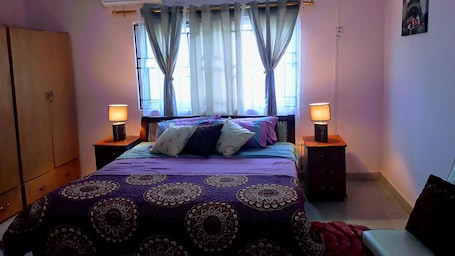 Caja de seguridad en la habitación y escritorio