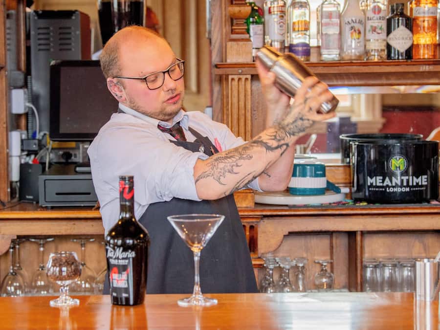 Serverer lunsj og middag