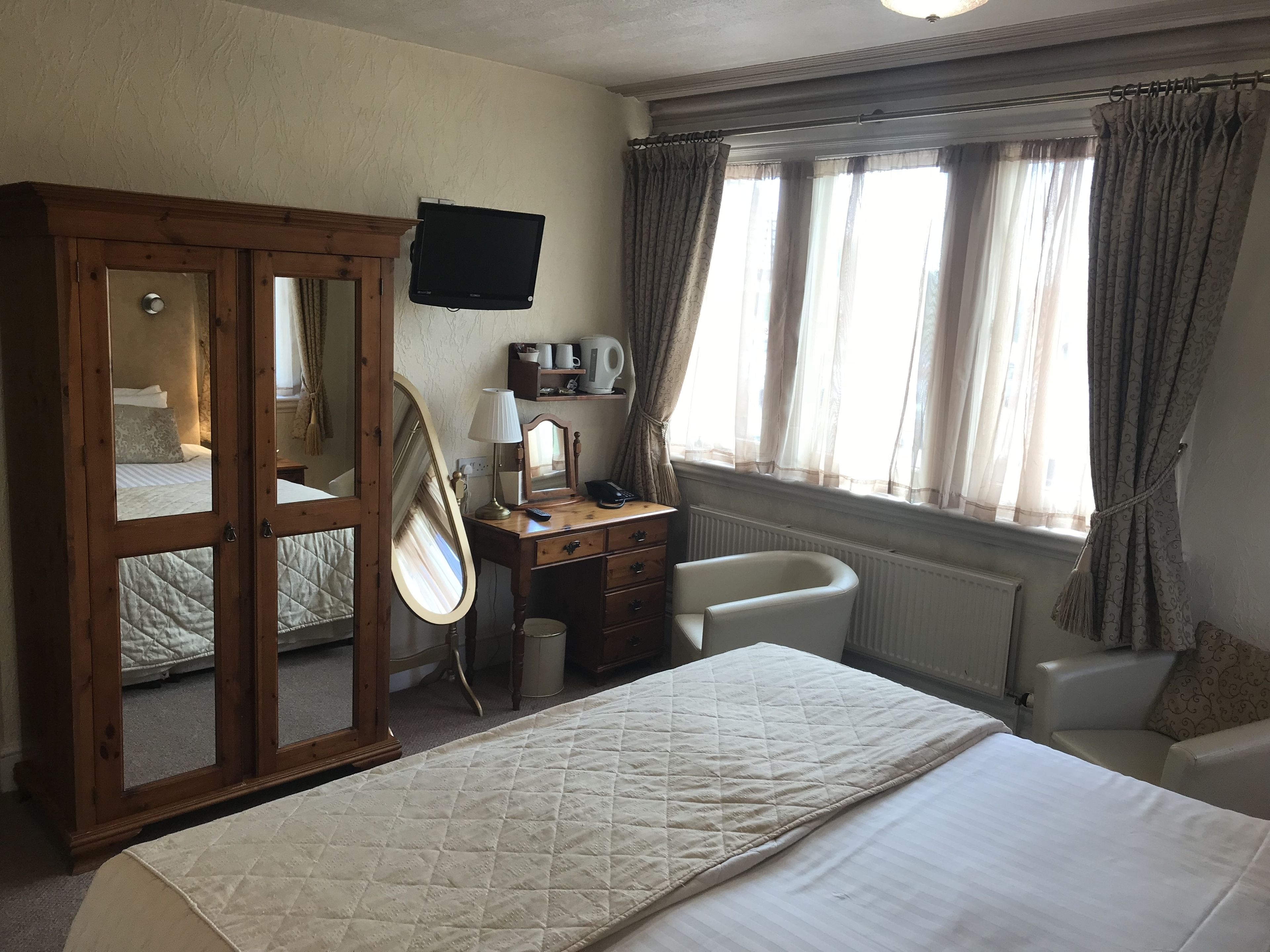 classic double room (super king) | 1 bedroom, individually decorated, individually furnished, desk