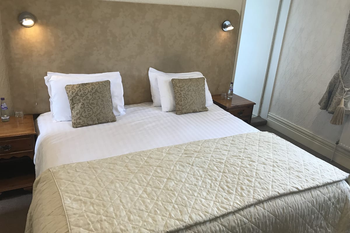 classic double room (super king) | 1 bedroom, individually decorated, individually furnished, desk