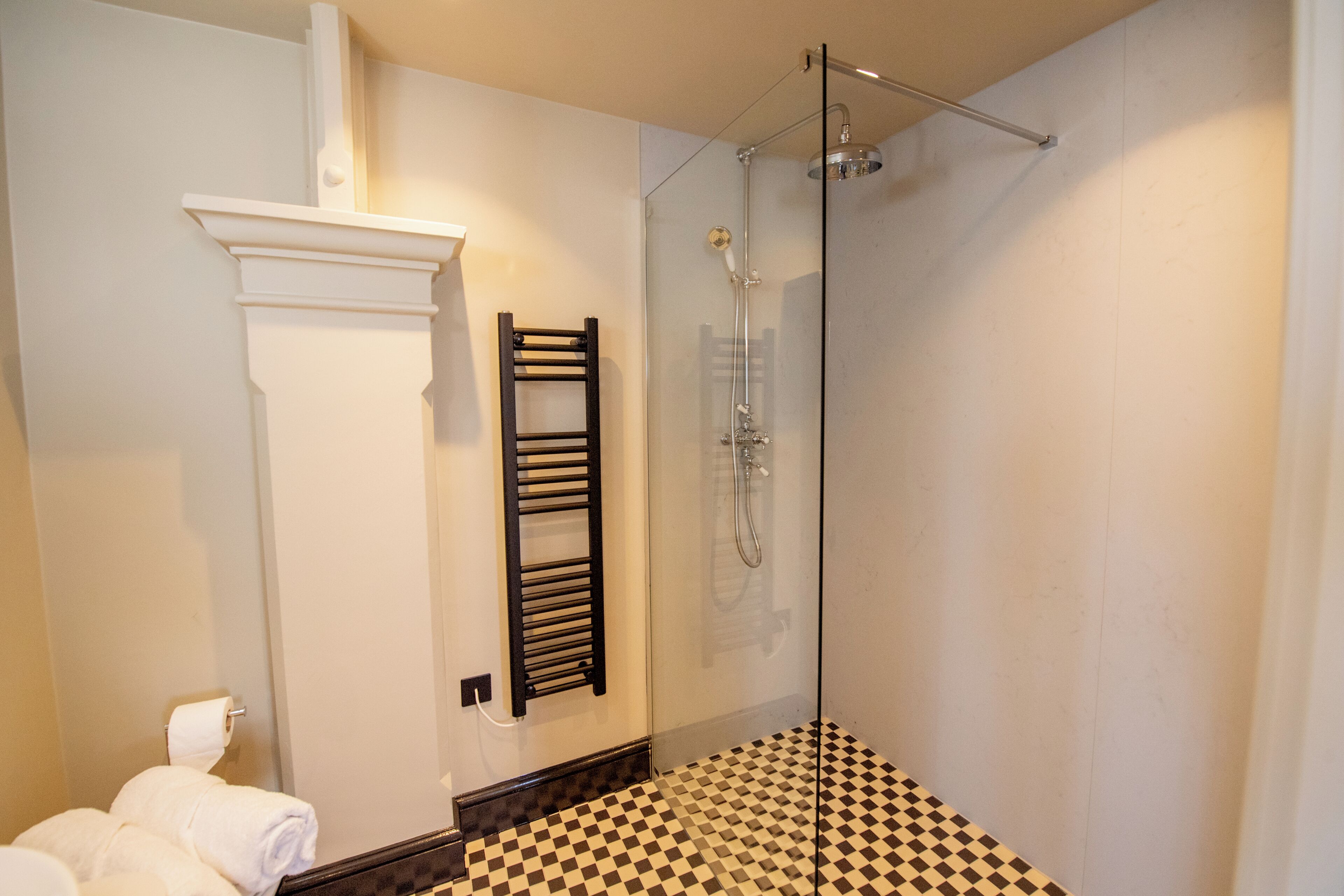 Klassieke Twin kamer | Badkamer | Een douche, gratis toiletartikelen, een haardroger, handdoeken